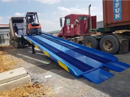 Loại Cầu lên container chống trơn lưới mắt cáo