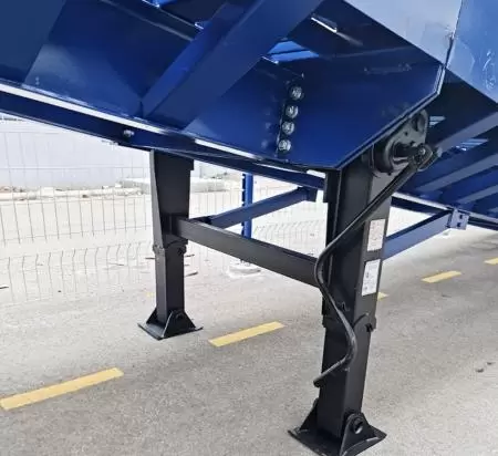 Cầu dẫn xe nâng lên container có chân chống